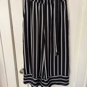 MM Women’s Large Black and White Striped Cropped Wide Leg Lined Pants